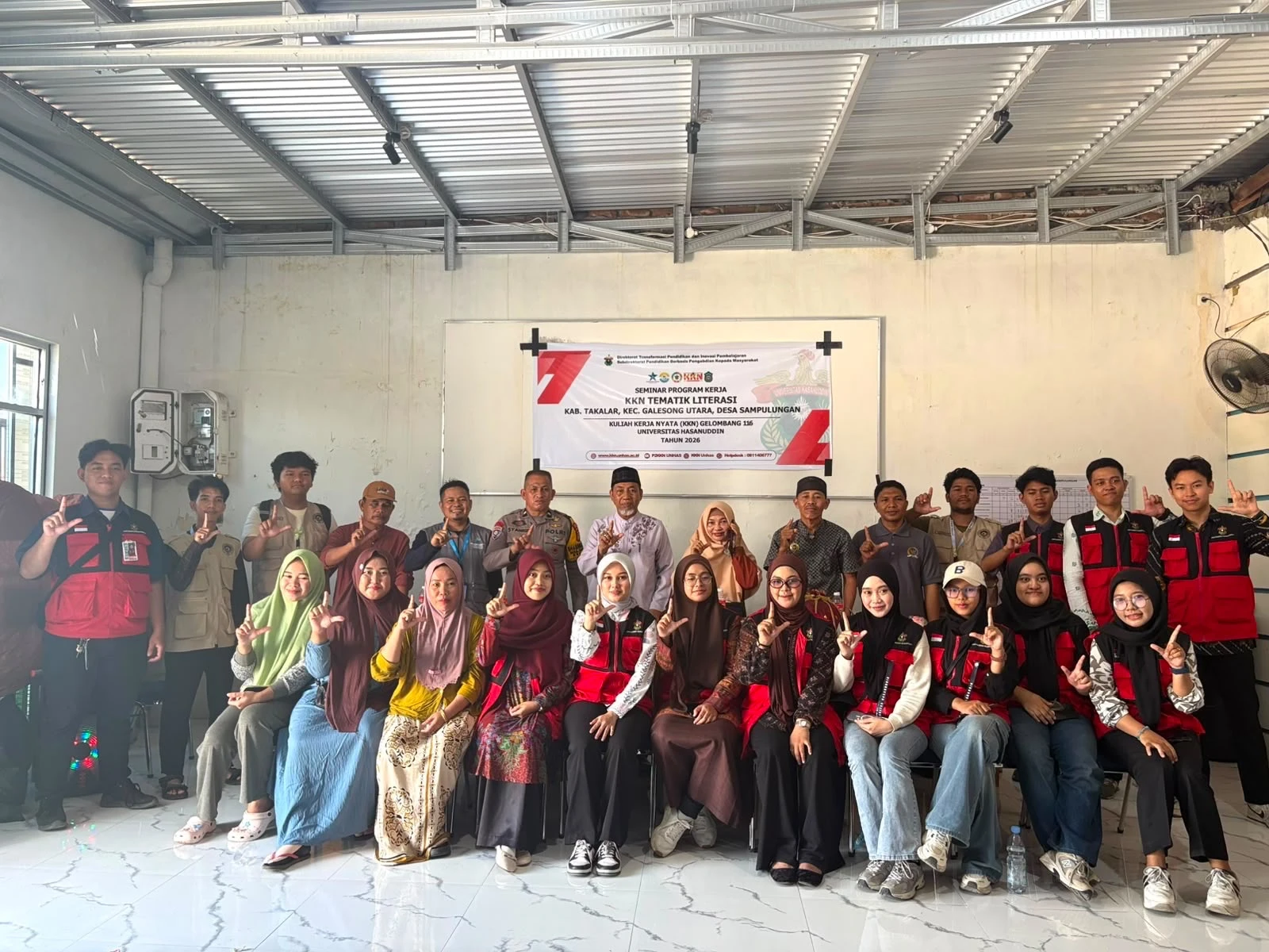 Kegiatan Seminar Program Kerja KKNT Literasi Gelombang 116 Unhas di Balai Desa Sampulungan, Sabtu (18/7). (Foto: Dok.Pribadi).